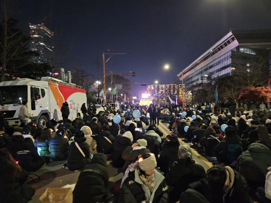 7일 오후 여의도 인근에서 대규모 집회가 열리고 있다. 이동기지국 차량이 배치된 모습. 김나인 기자